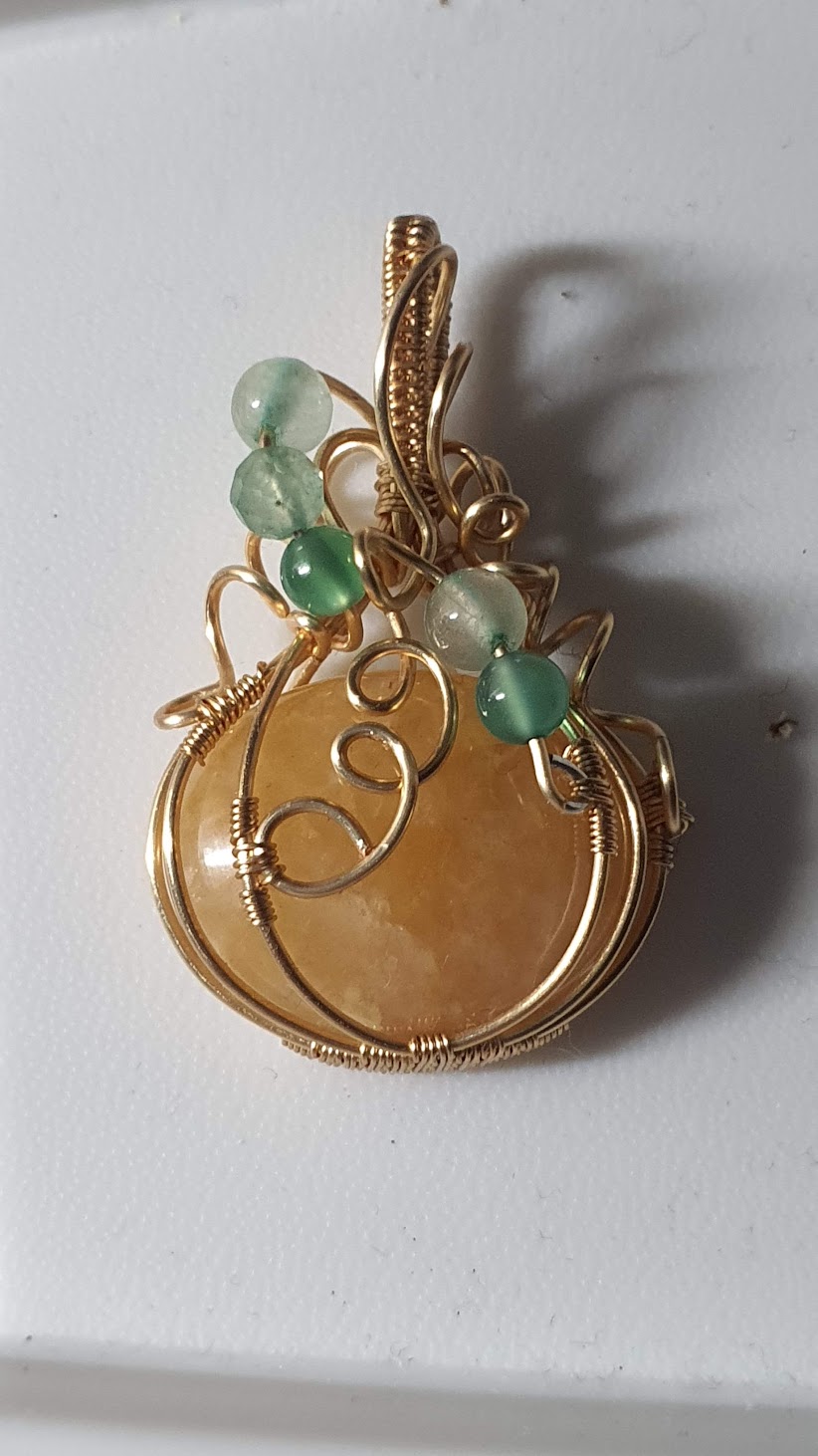 pendentif citrouille en aventurine jaune sur fond blanc
