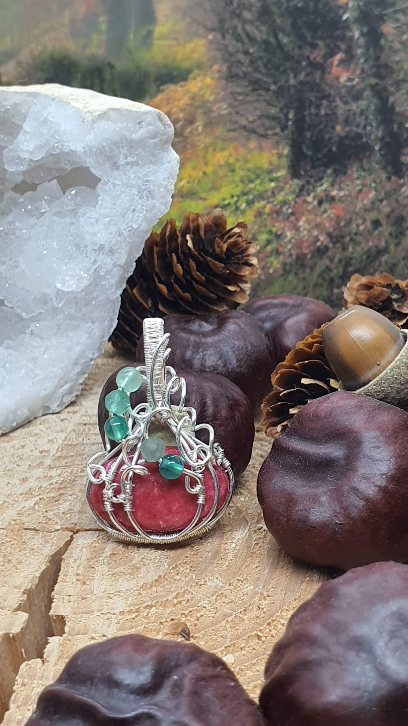 pendentif thulite rose en forme de citrouille