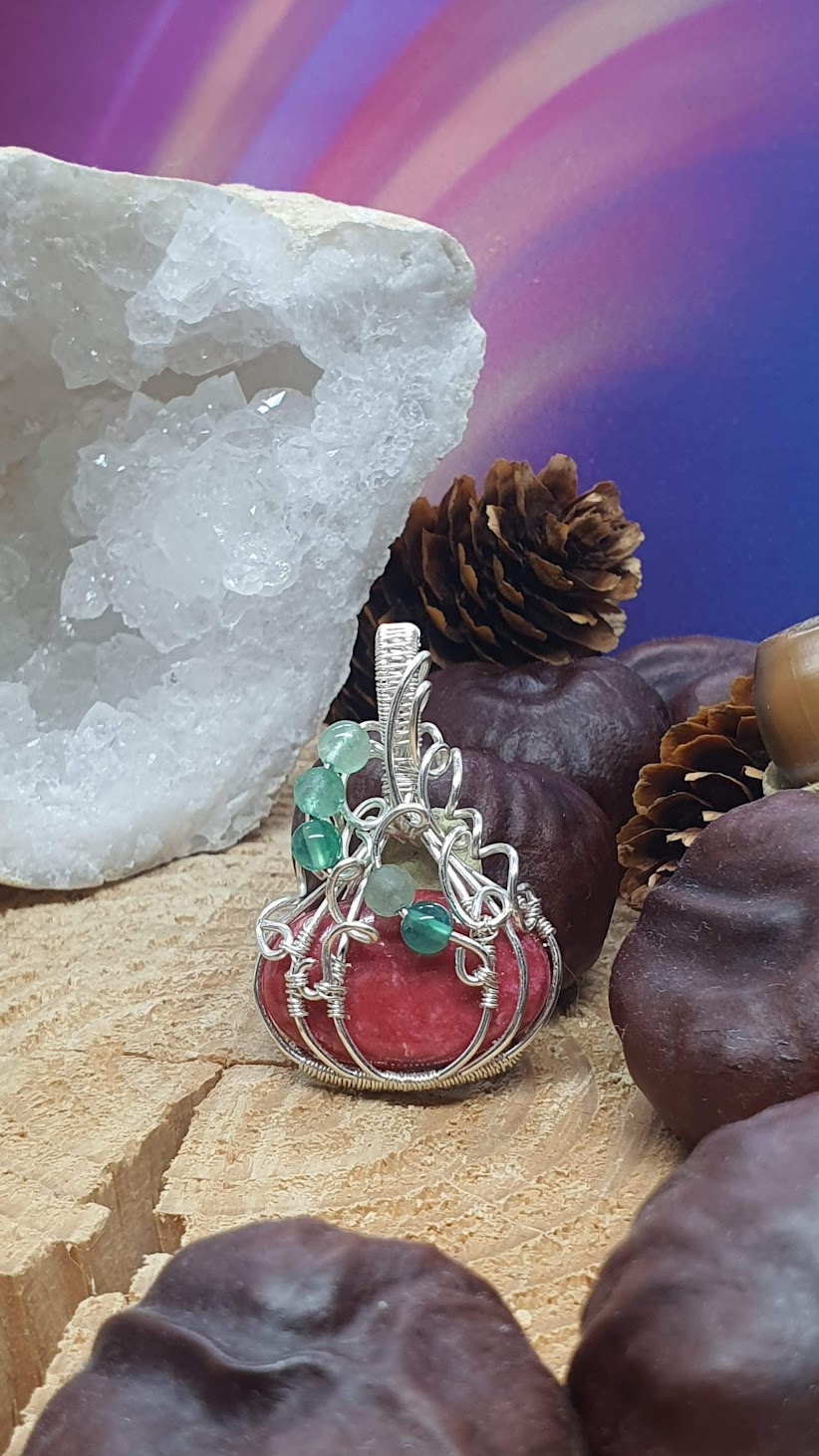 pendentif thulite rose en forme de citrouille