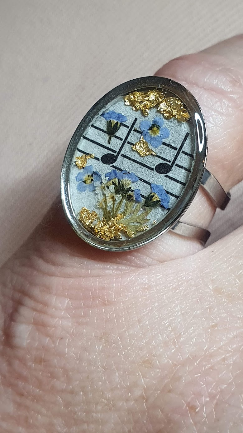 bague inox musique et fleurs séchées résine, portée et zoomée