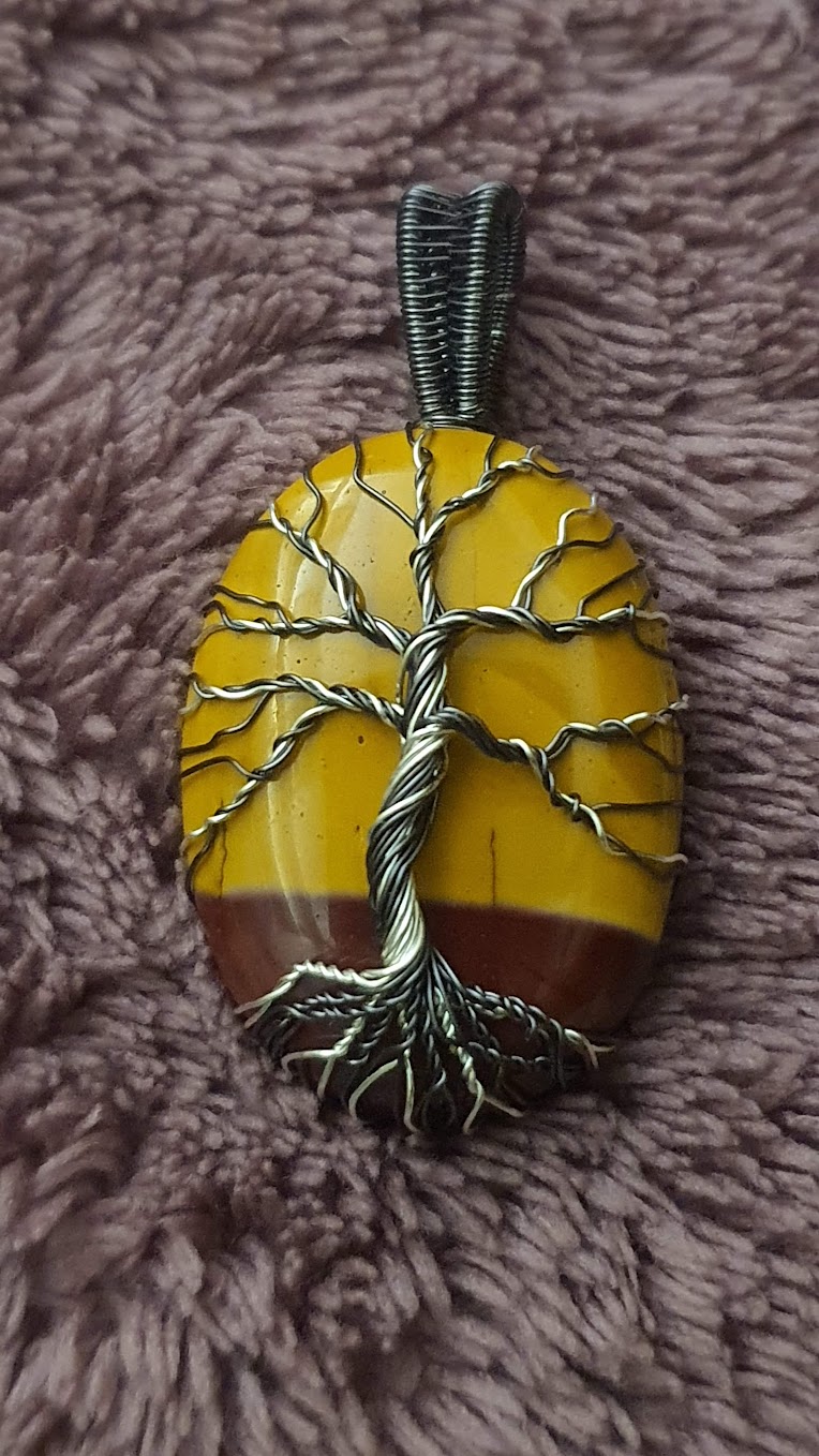 pendentif arbre de vie sur jaspe mookaite bicolore sur couverture