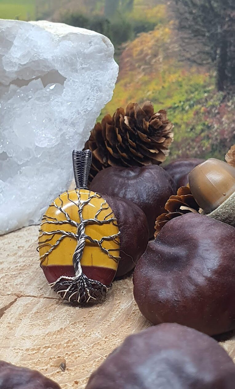 pendentif arbre de vie sur jaspe mookaite bicolore jaune et rouge bordeau