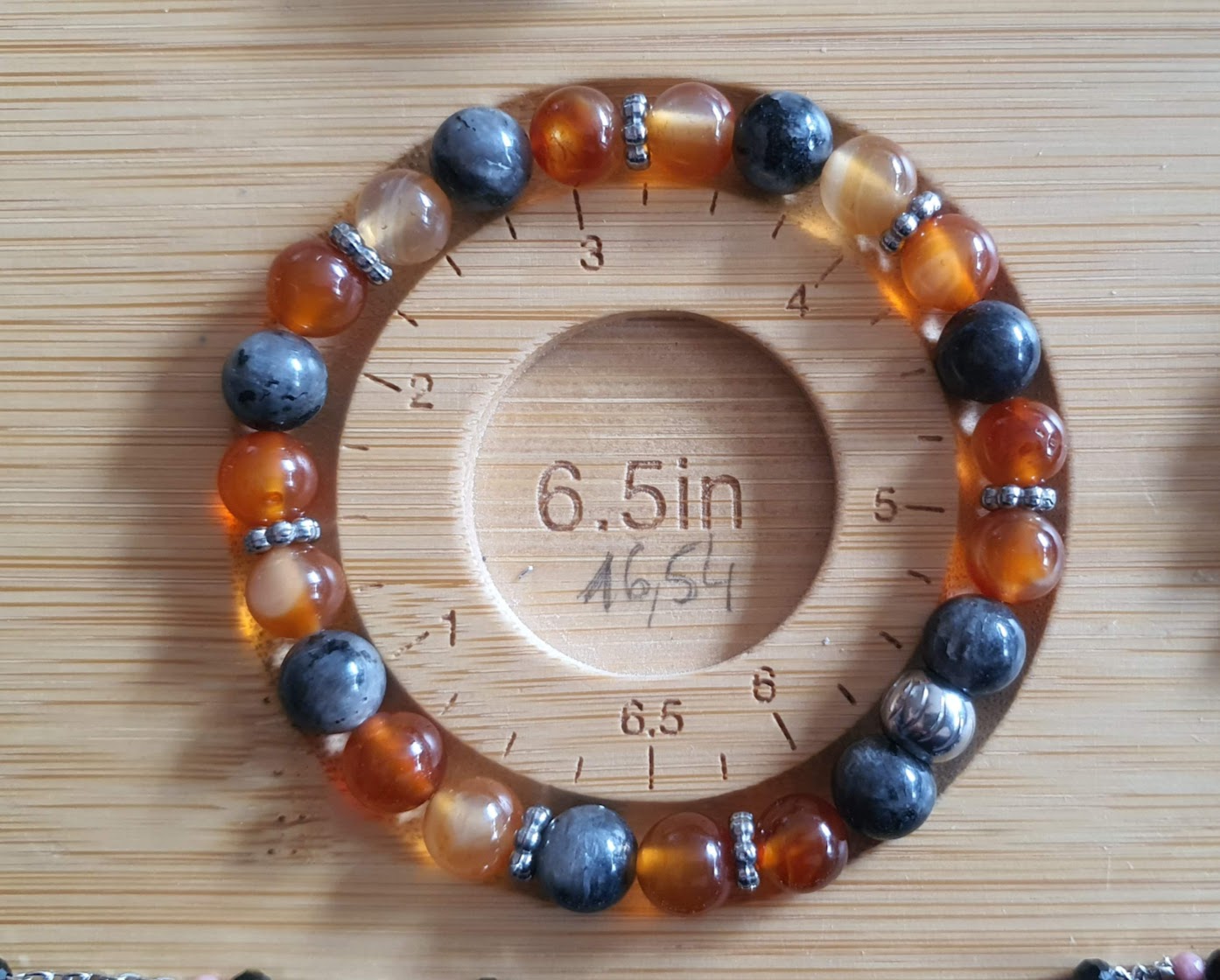 bracelet cornaline et larvikite orange et noir sur plateau de fabrication