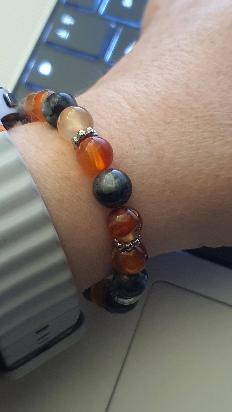 bracelet cornaline et larvikite orange et noir zoom porté sur ordinateur