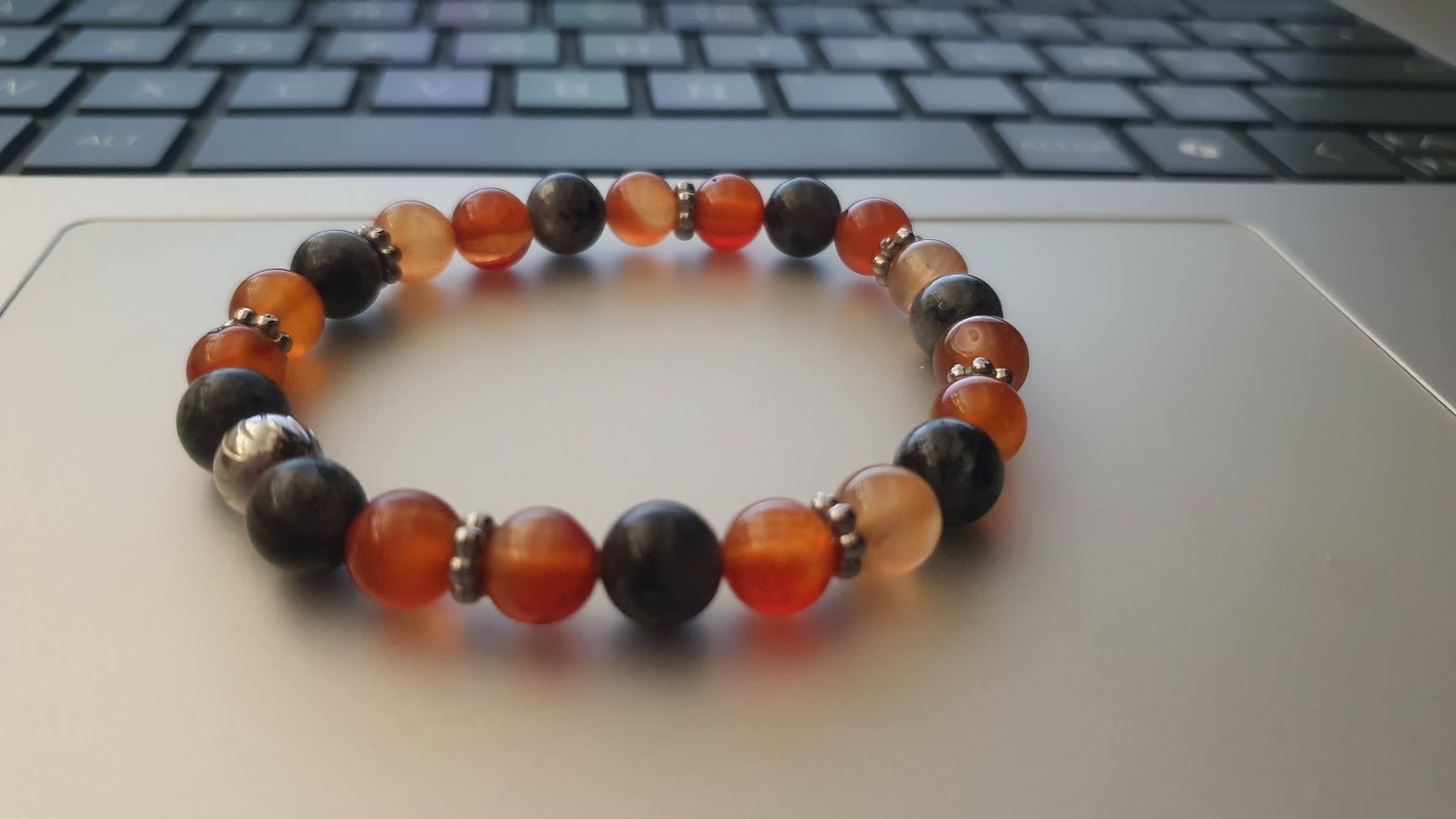 bracelet cornaline et larvikite orange et noir sur ordinateur