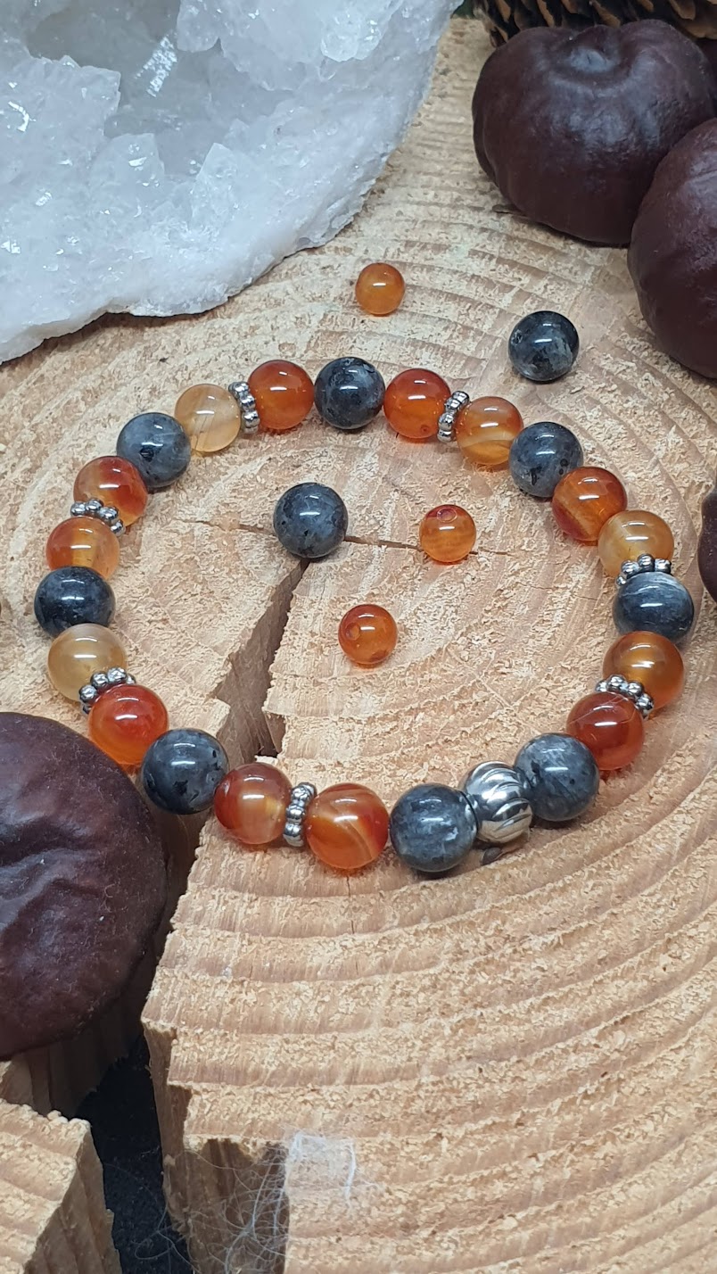 bracelet cornaline et larvikite orange et noir sur rondin