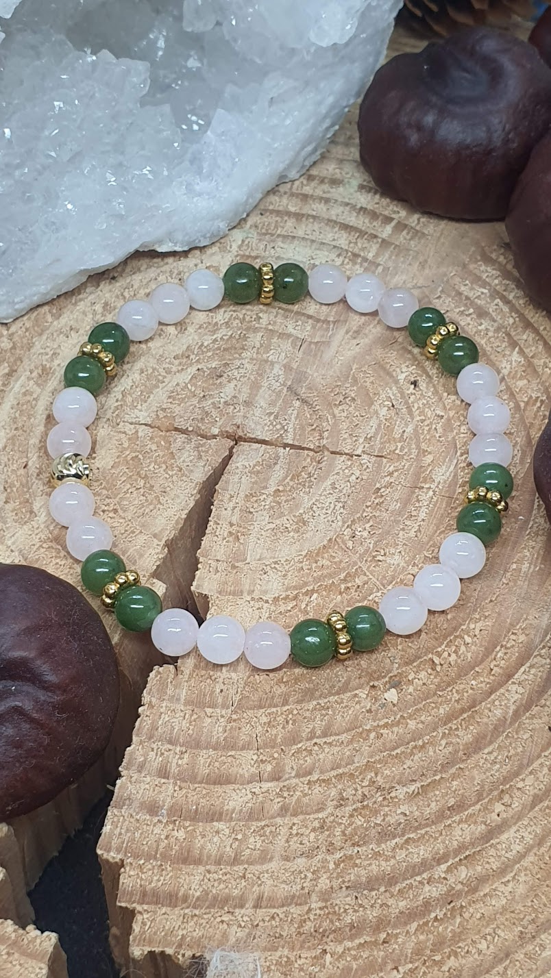 Bracelet jade vert, larvikite et howlite 6 mm sur rondin, vue d'en haut