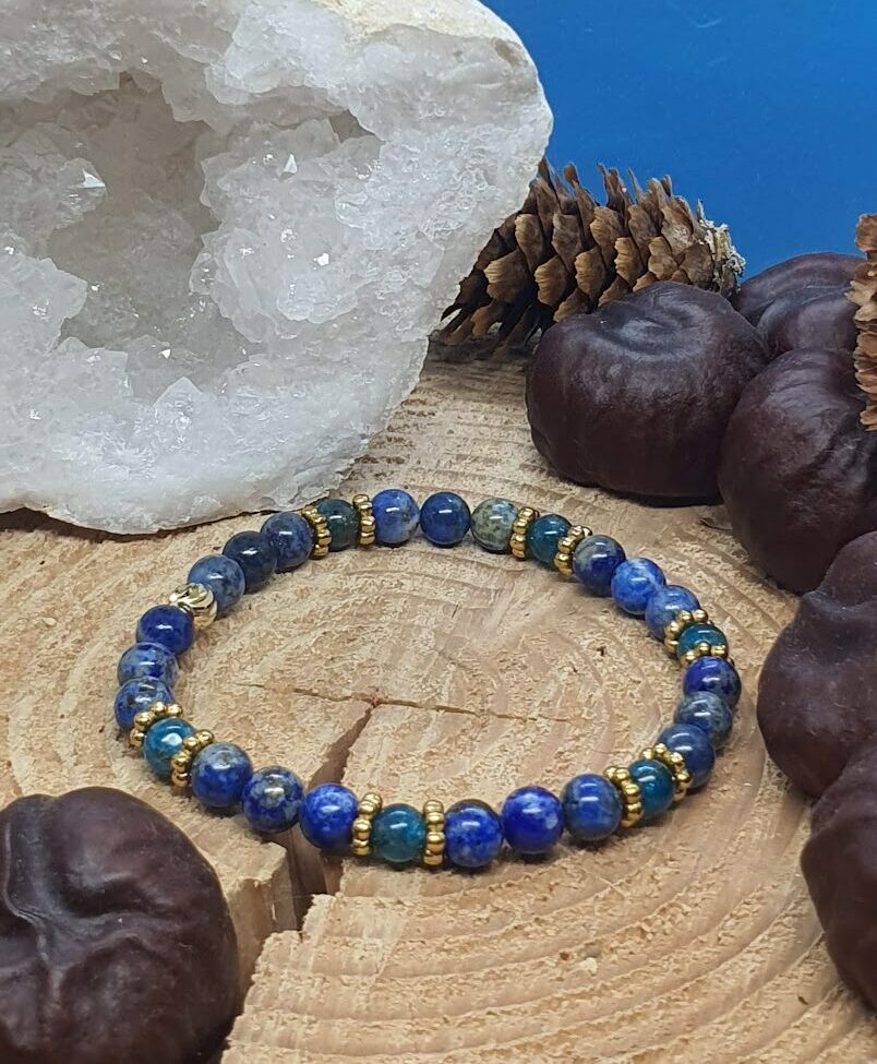 bracelet lapis-lazuli et apatite spécial étudiant sur rondin et devant mer