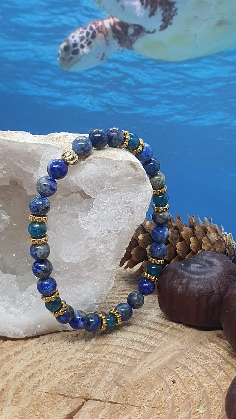 bracelet lapis-lazuli et apatite spécial étudiant vertical devant mer