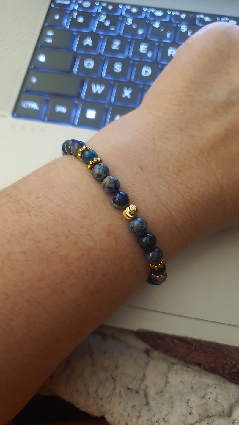 bracelet lapis-lazuli et apatite spécial étudiant porté au dessus ordinateur