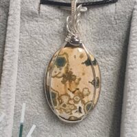 Jaspe orbiculaire ou jaspe océan crème et vert wire wrapping