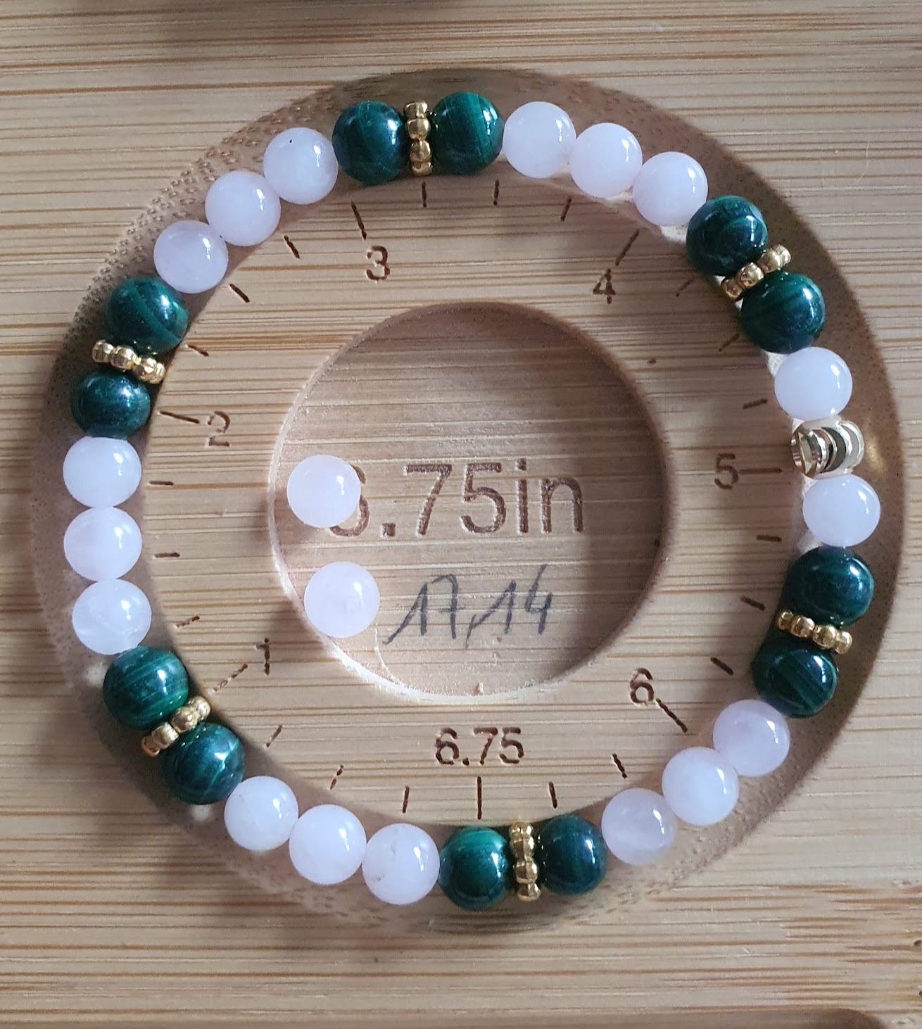 Bracelet malachite et quartz rose en perles 6 mm sur plateau de fabrication