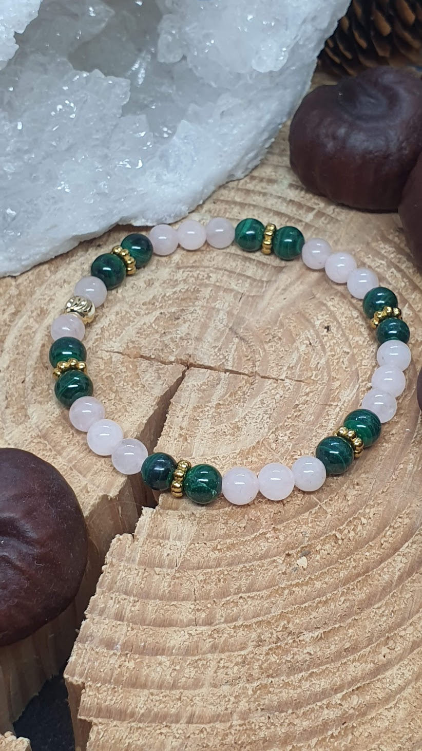 Bracelet malachite et quartz rose en perles 6 mm sur rondin vue de haut