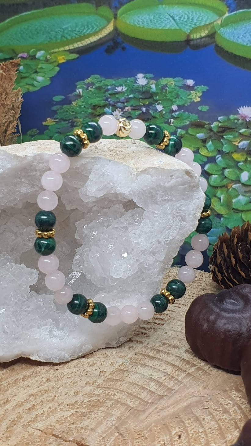 Bracelet malachite et quartz rose en perles 6 mm sur rondin vertical sur géode