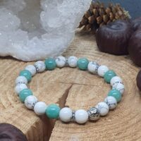 Bracelet Amazonite et howlite sur rondin de bois