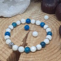 Bracelet apatite et nacre sur rondin de bois