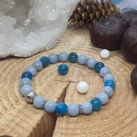 Bracelet apatite et angélite sur rondin de bois